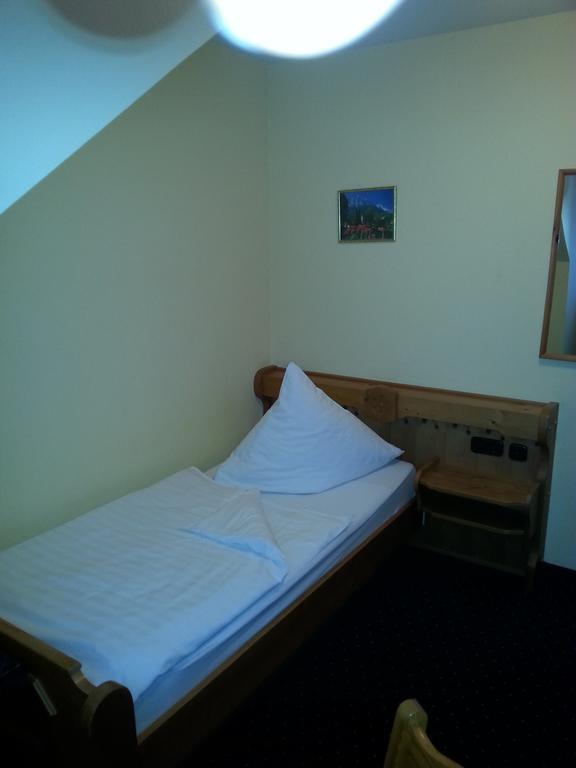 Brucker Gastehaus Hotel Fuerstenfeldbruck Bilik gambar