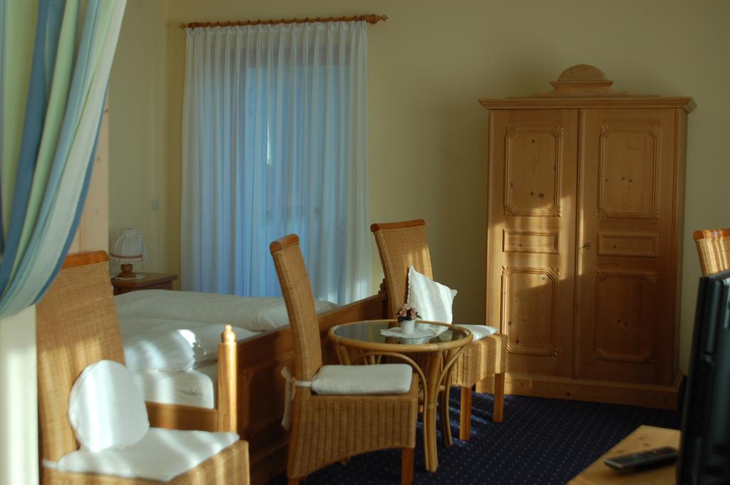 Brucker Gastehaus Hotel Fuerstenfeldbruck Bilik gambar